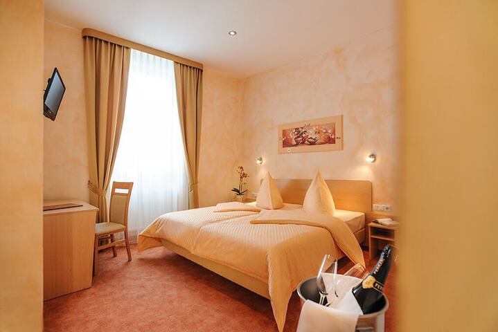 Room 5 of 7