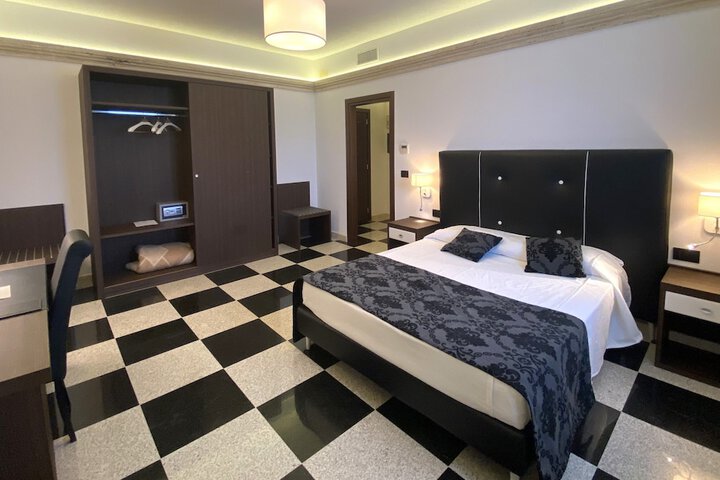 Room 27 of 73