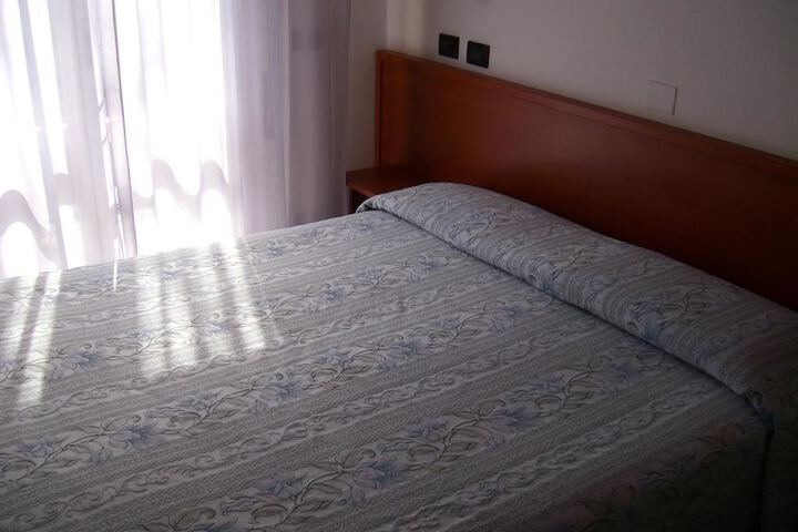 Room 9 of 16