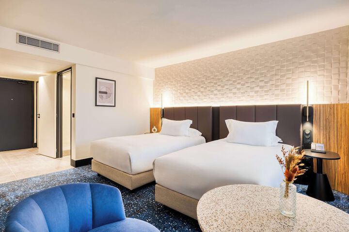 Room 34 of 153