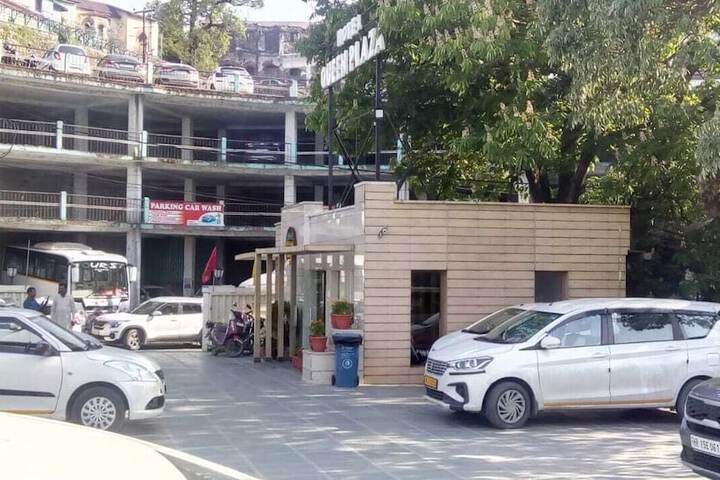 Hotel Queen Plaza