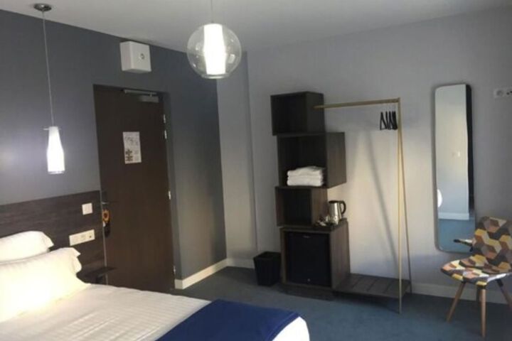 Room 32 of 61