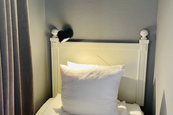 Room 33 of 149
