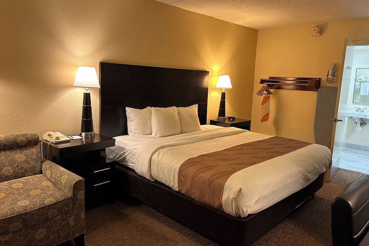 1 King Bed (5 of 23)