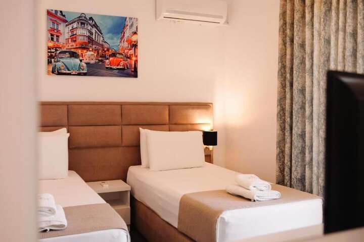 Room 2 of 33