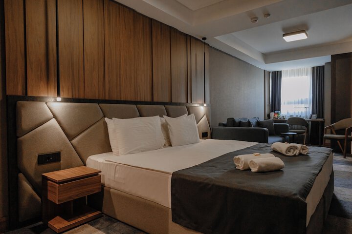 Room 42 of 100