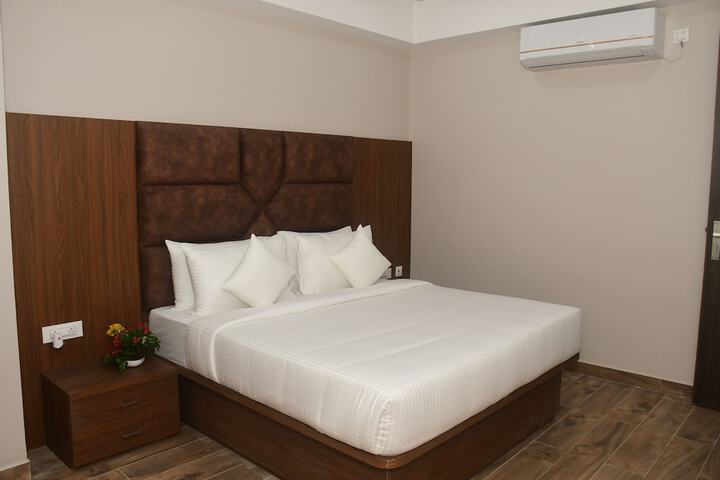 Room 11 of 28