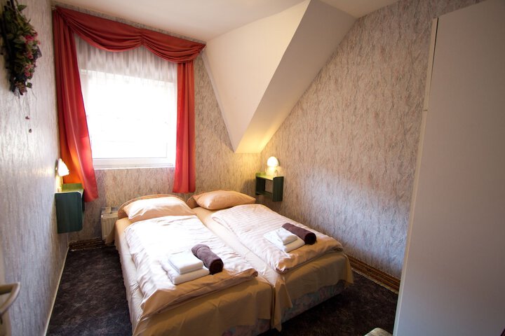 Room 5 of 32