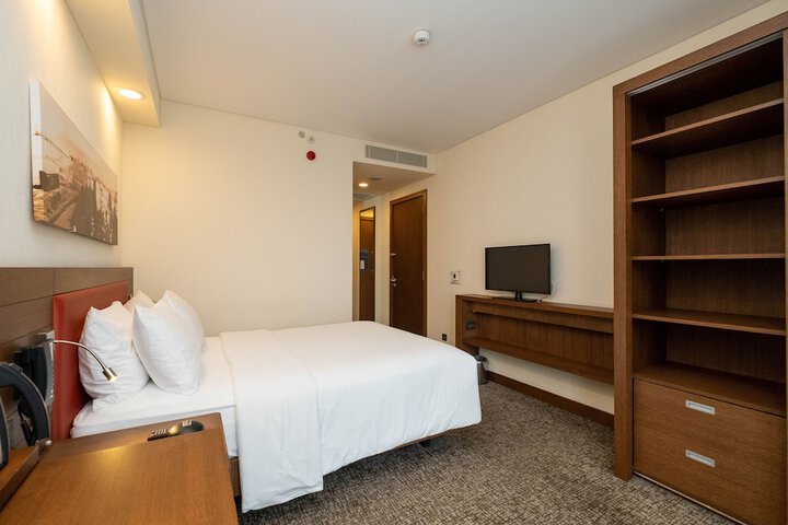 Room 6 of 69