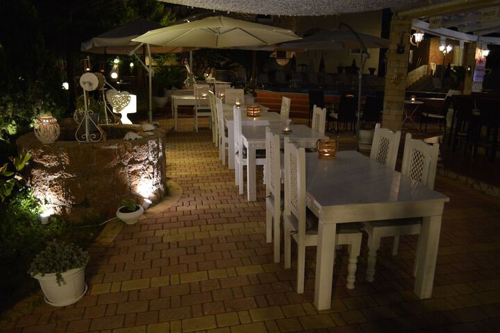 Dining 44 of 56