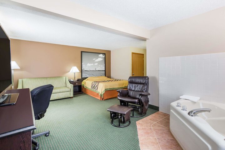 1 Queen Bed (8 of 12)