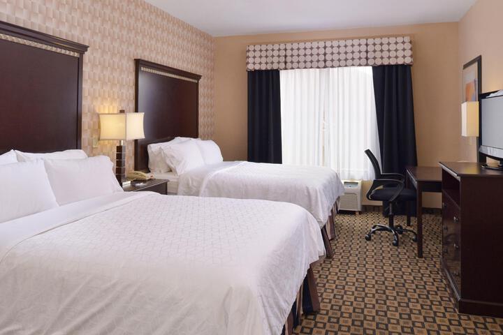 2 Queen Beds (6 of 12)