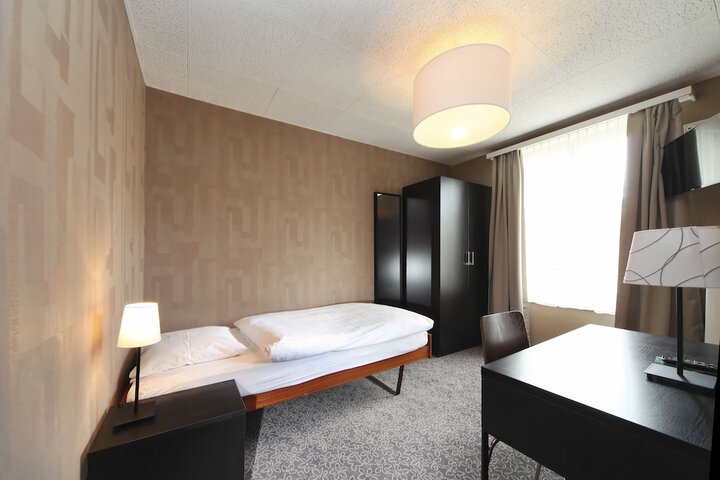 Room 10 of 30