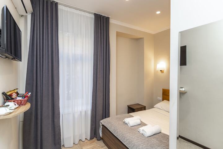 Room 4 of 106