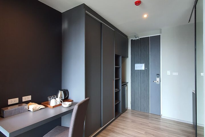 Room 4 of 18