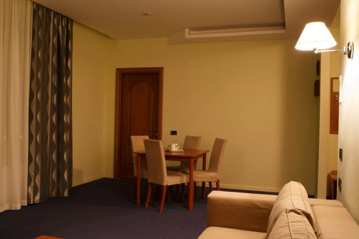 Room 9 of 10