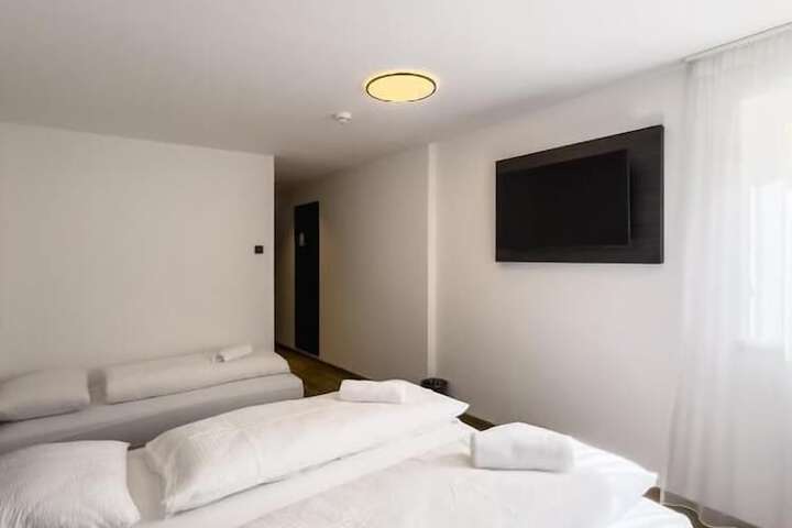 Room 2 of 40