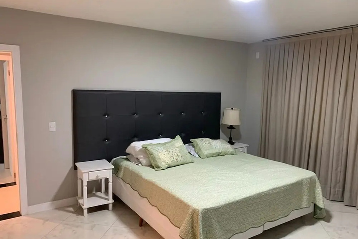 Room 5 of 16