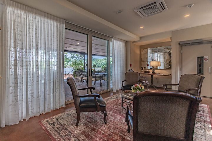 Lobby lounge