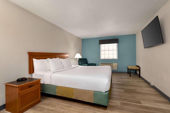 1 King Bed Accessible (18 of 23)