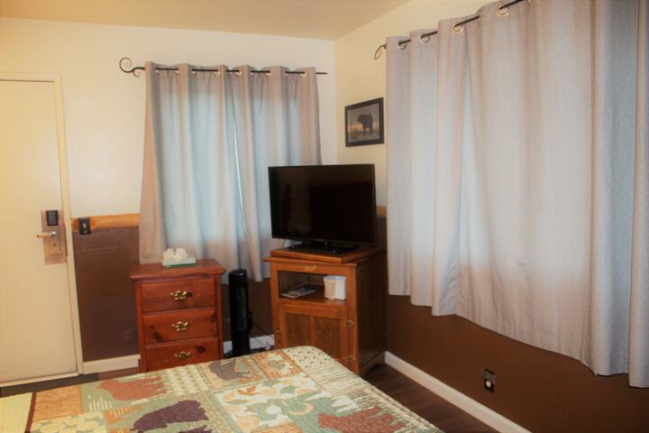 1 Queen Bed (22 of 36)