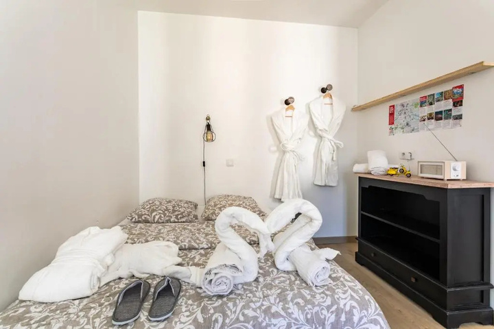 Room 4 of 10