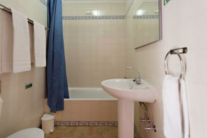 Room 4 of 25