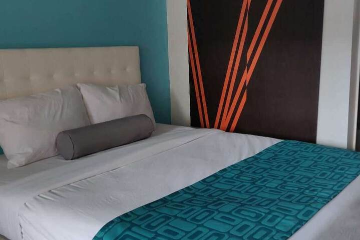 1 Queen Bed (8 of 13)