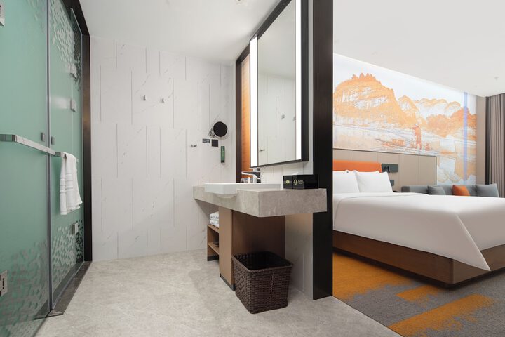 Room 6 of 11