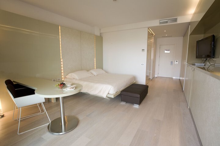 Room 9 of 82