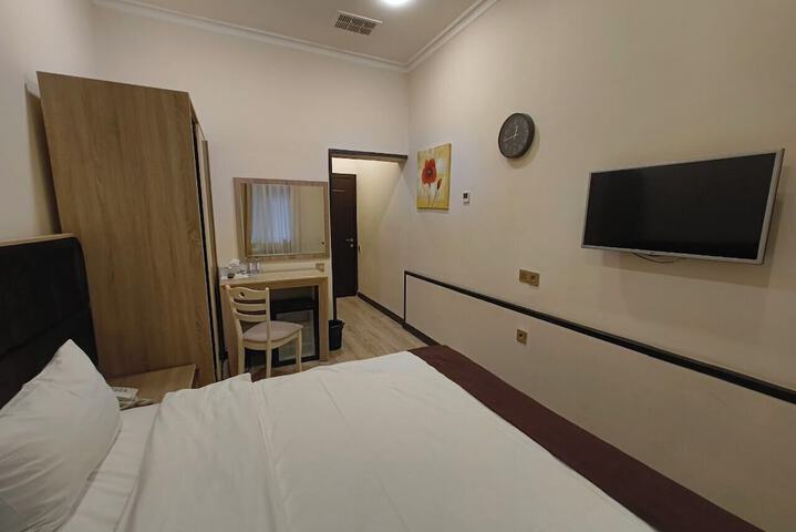 Room 28 of 68