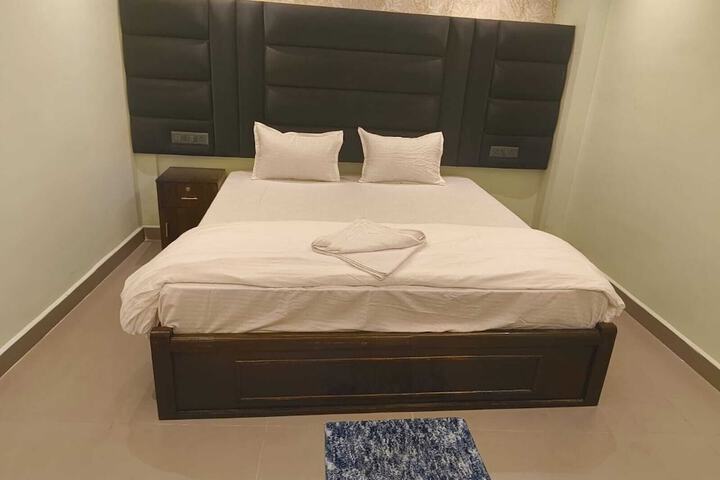Room 2 of 6