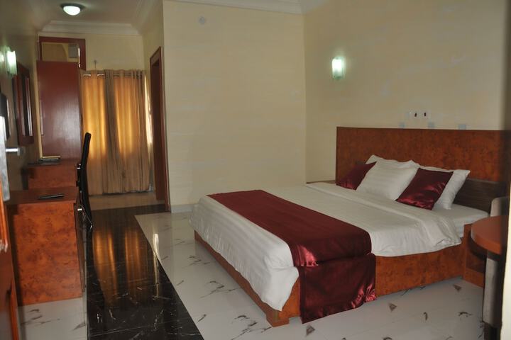 Room 4 of 9
