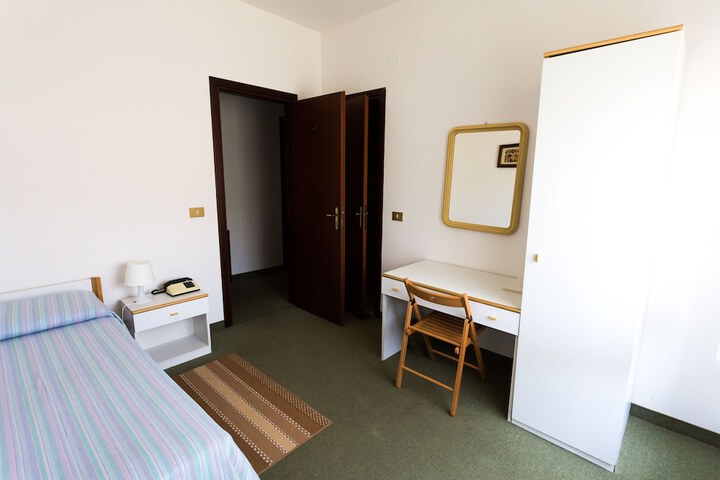 Room 9 of 20