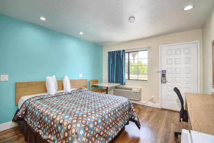 1 Queen Bed (2 of 12)