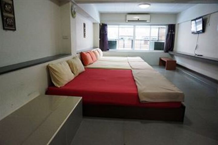 Room 5 of 8