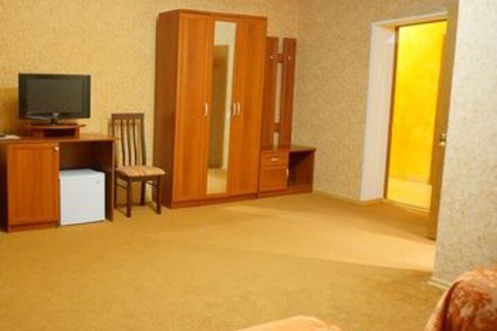 Room 13 of 33