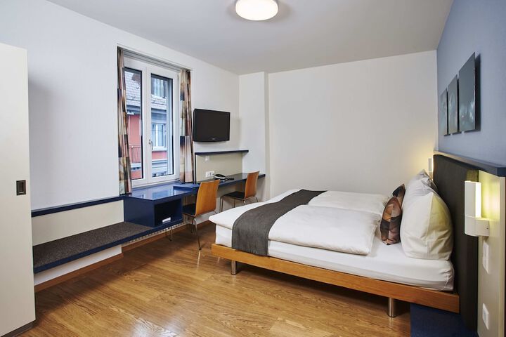 Room 32 of 64