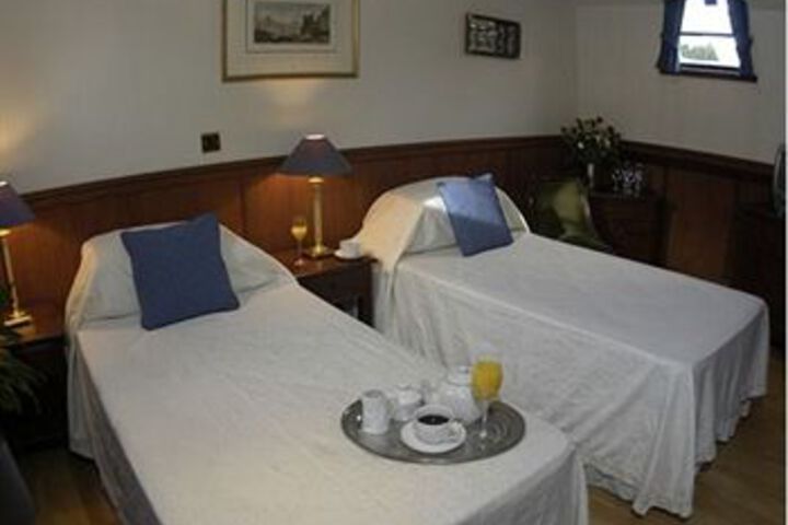 Room 4 of 9