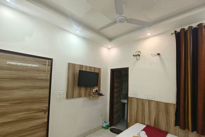 Room 8 of 11