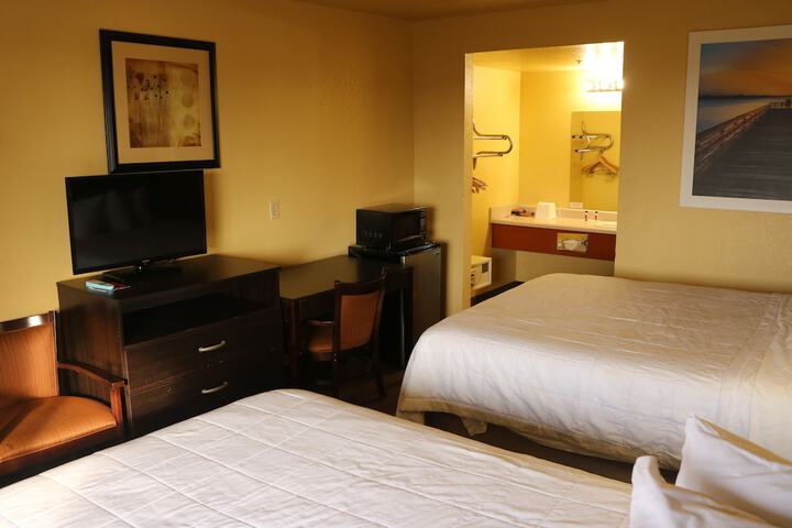 1 Queen Bed (4 of 12)