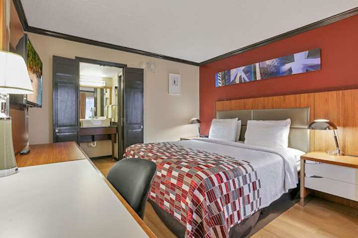 1 King Bed (1 of 14)