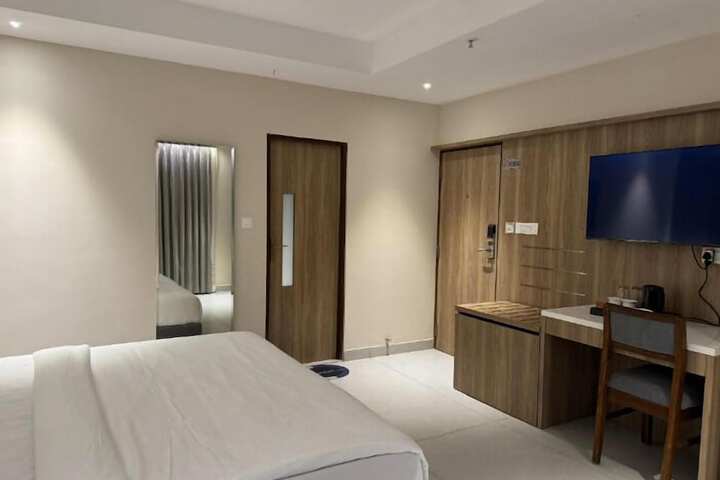Room 7 of 68