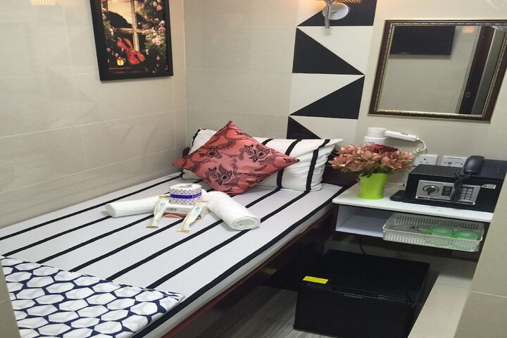 Room 25 of 61