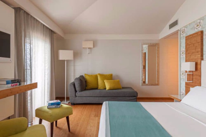 Room 18 of 83