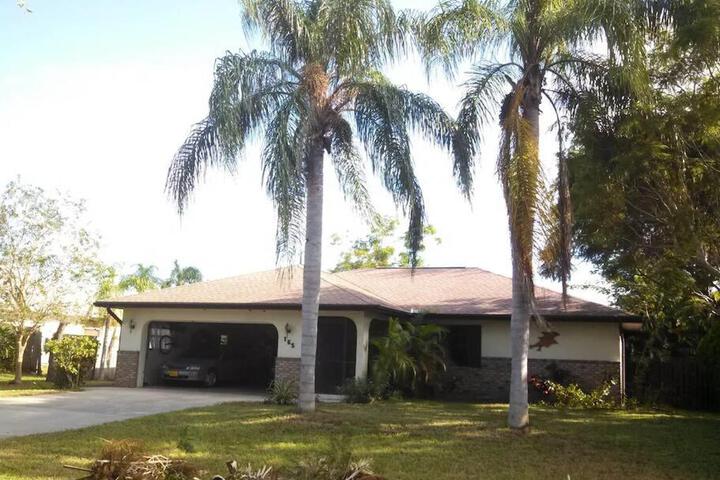 Venice Pool Home by AcoralBay 5 Min to the beach &  town in Venice, FL