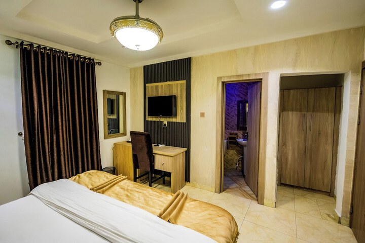 Room 9 of 32