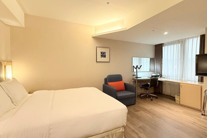 Room 9 of 42