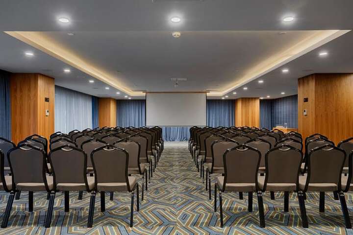 Ballroom/Hall 19 of 21