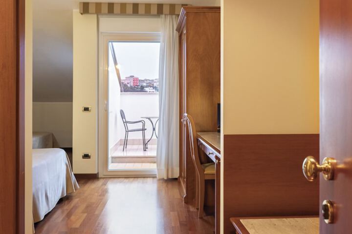 Room 19 of 121